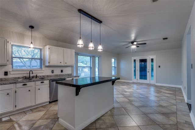 1608 E Bankhead Drive, Weatherford, TX 76086