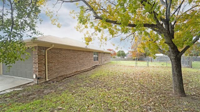 1608 E Bankhead Drive, Weatherford, TX 76086