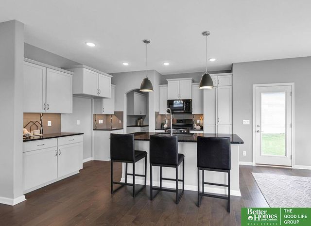 7930 Maxine Drive, Lincoln, NE 68516