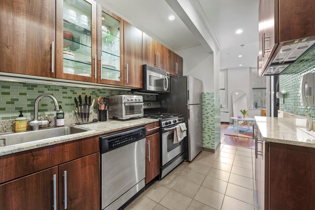 1 Wall Street Ct Apt 904, New York City, NY 10005