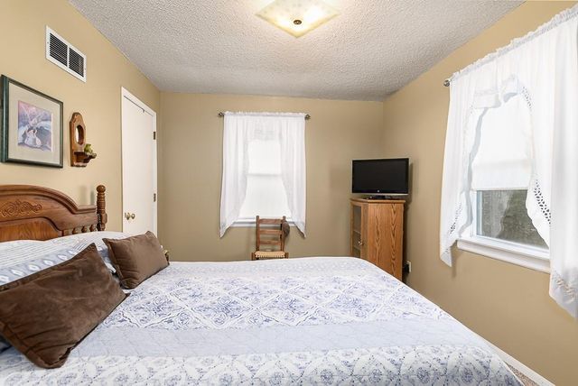 24275 Sandusky Road, Tonganoxie, KS 66086