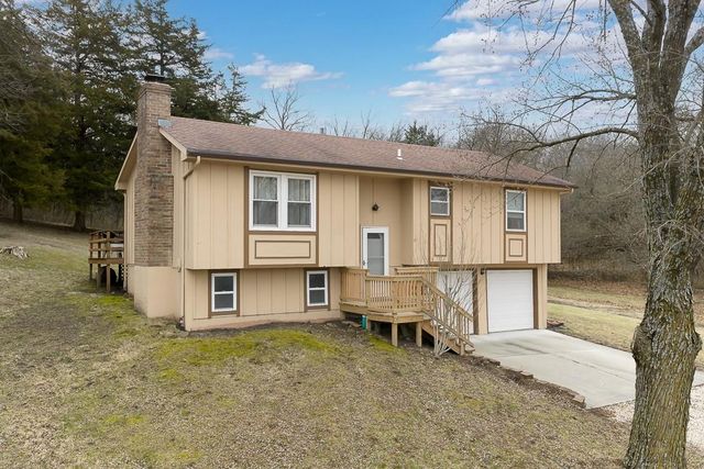 24275 Sandusky Road, Tonganoxie, KS 66086