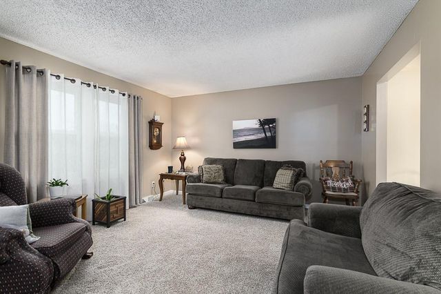 24275 Sandusky Road, Tonganoxie, KS 66086