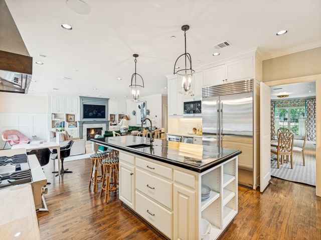 4672 S Versailles Avenue, Highland Park, TX 75209