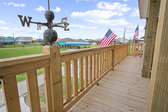 131 South Mae Cir S, Crystal Beach, TX 77650