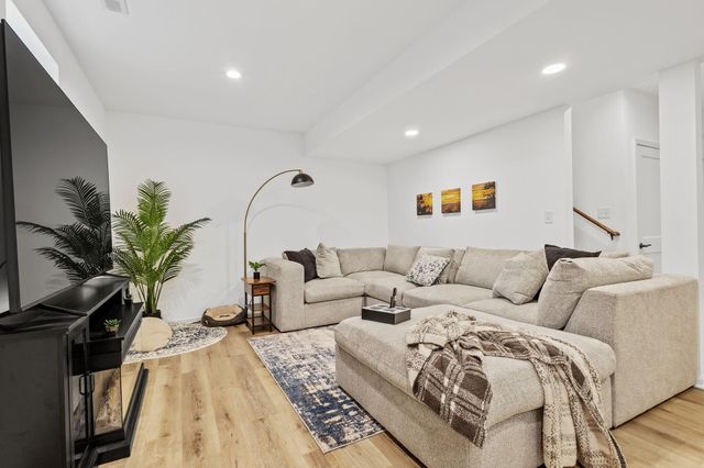 2207 Mary Lane, Valparaiso, IN 46383