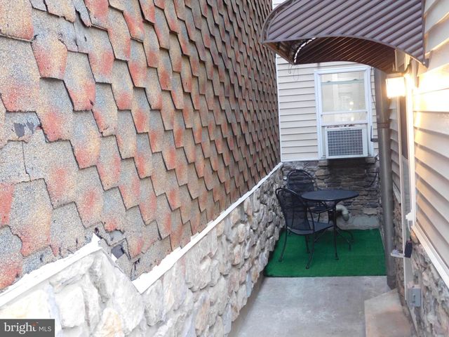 1103 W MARKET ST, Pottsville, PA 17901