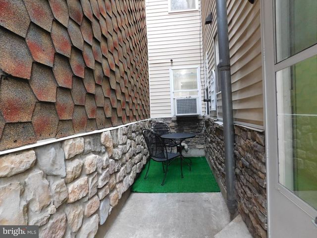 1103 W MARKET ST, Pottsville, PA 17901