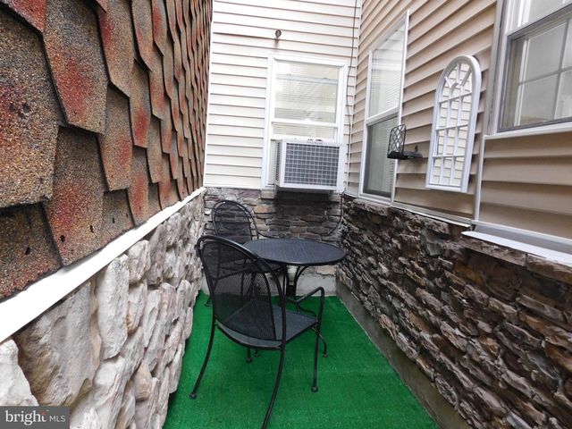 1103 W MARKET ST, Pottsville, PA 17901