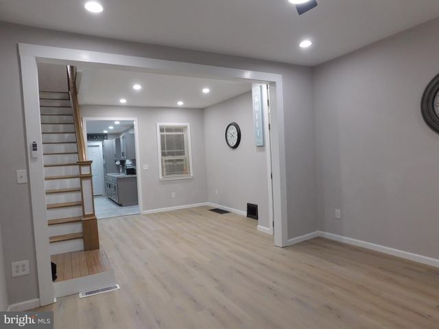 1103 W MARKET ST, Pottsville, PA 17901