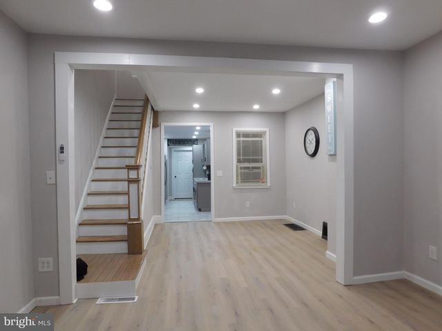 1103 W MARKET ST, Pottsville, PA 17901