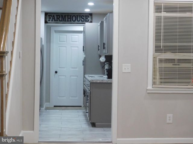 1103 W MARKET ST, Pottsville, PA 17901