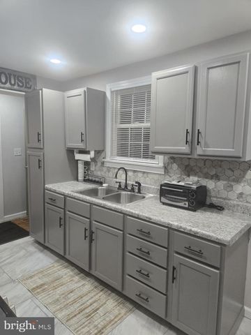 1103 W MARKET ST, Pottsville, PA 17901