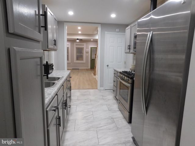 1103 W MARKET ST, Pottsville, PA 17901