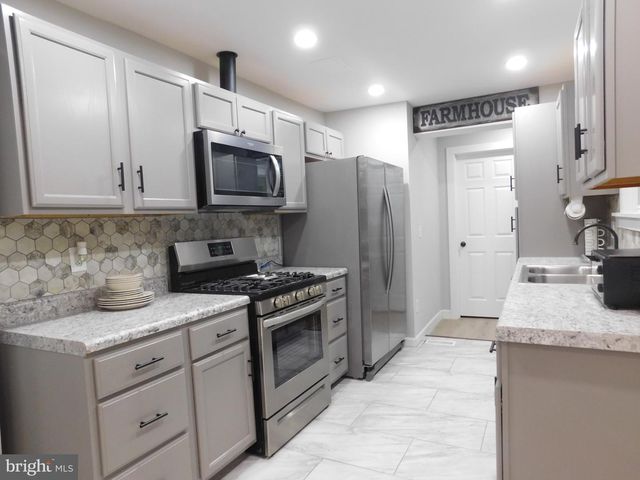 1103 W MARKET ST, Pottsville, PA 17901