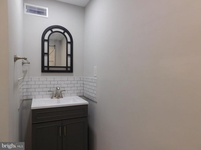 1103 W MARKET ST, Pottsville, PA 17901