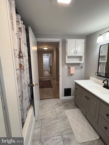 1103 W MARKET ST, Pottsville, PA 17901