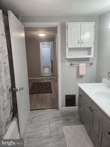 1103 W MARKET ST, Pottsville, PA 17901