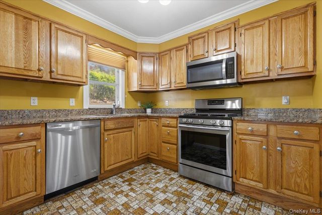 11 Daisy Drive, Mahopac, NY 10541