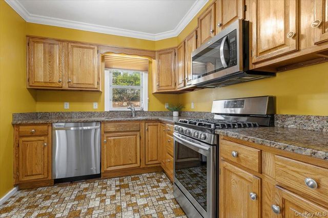 11 Daisy Drive, Mahopac, NY 10541