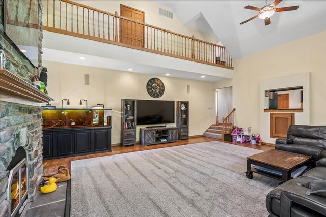 6008 Tomlinson Drive, Mchenry, IL 60050