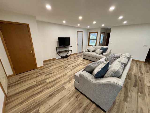 811 Meadowbrook DRIVE, West Bend, WI 53090