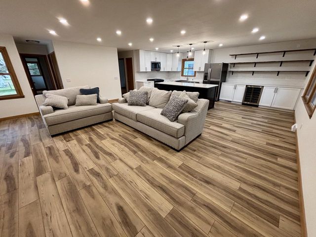 811 Meadowbrook DRIVE, West Bend, WI 53090