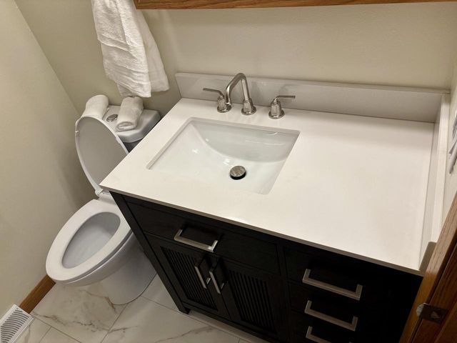 811 Meadowbrook DRIVE, West Bend, WI 53090