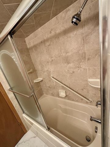 811 Meadowbrook DRIVE, West Bend, WI 53090