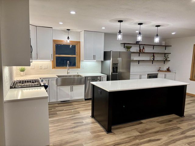 811 Meadowbrook DRIVE, West Bend, WI 53090