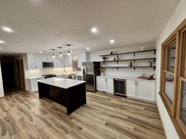 811 Meadowbrook DRIVE, West Bend, WI 53090