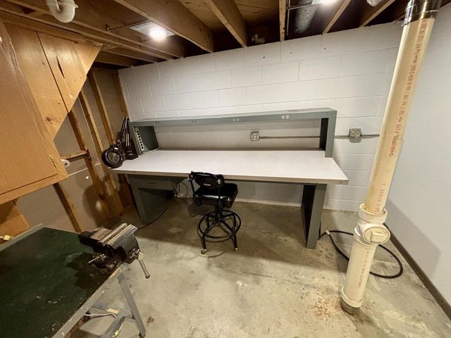 811 Meadowbrook DRIVE, West Bend, WI 53090