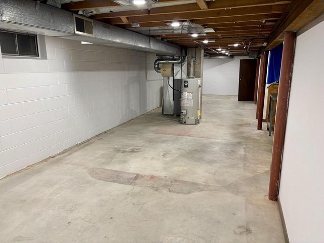 811 Meadowbrook DRIVE, West Bend, WI 53090