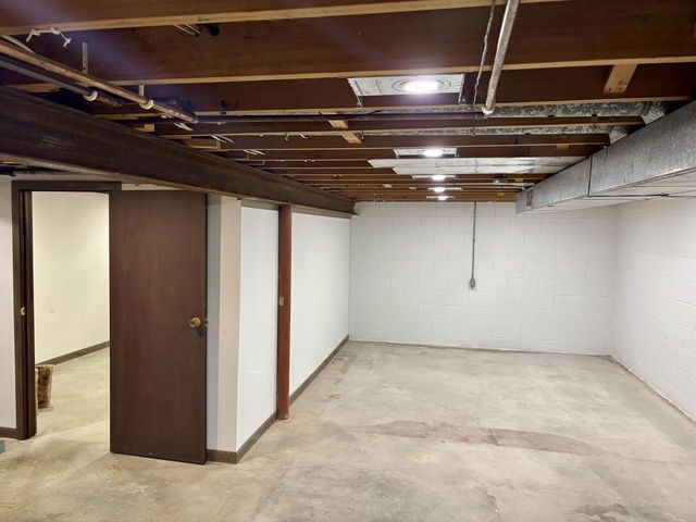 811 Meadowbrook DRIVE, West Bend, WI 53090