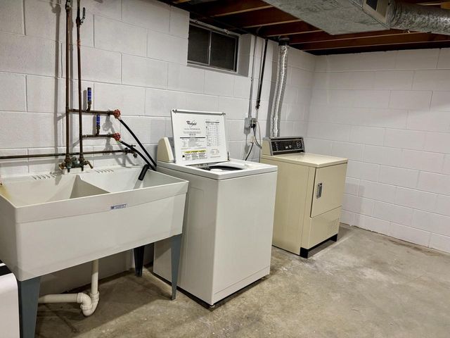 811 Meadowbrook DRIVE, West Bend, WI 53090