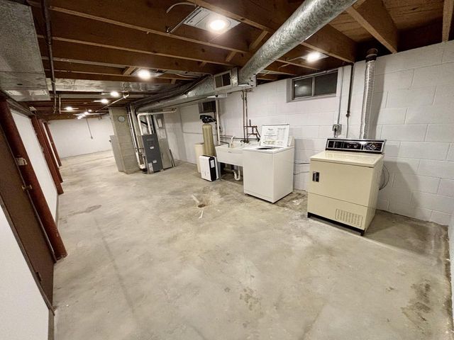 811 Meadowbrook DRIVE, West Bend, WI 53090