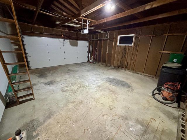 811 Meadowbrook DRIVE, West Bend, WI 53090