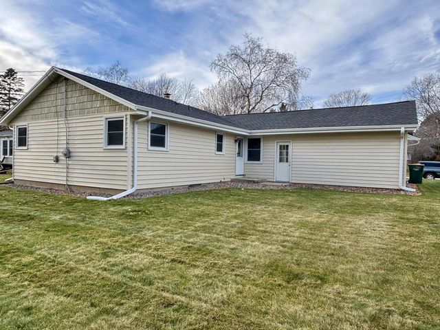 811 Meadowbrook DRIVE, West Bend, WI 53090