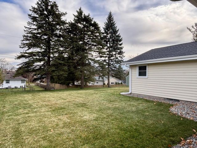 811 Meadowbrook DRIVE, West Bend, WI 53090