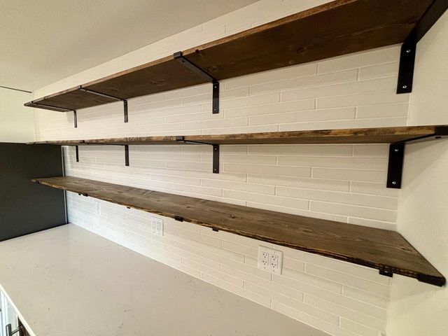 811 Meadowbrook DRIVE, West Bend, WI 53090