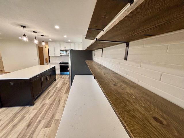 811 Meadowbrook DRIVE, West Bend, WI 53090