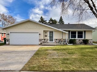 811 Meadowbrook DRIVE, West Bend, WI 53090
