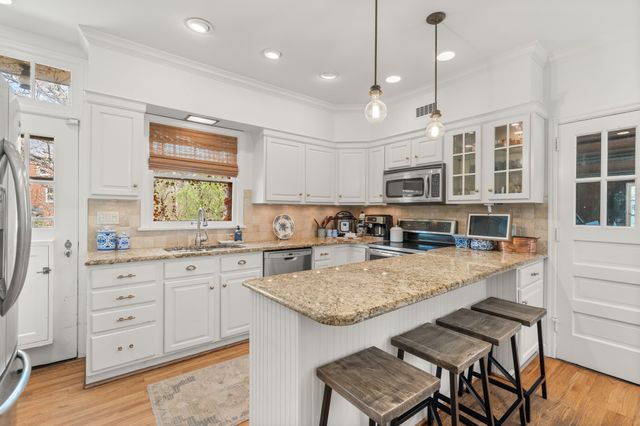 4917 Harwood Drive, Des Moines, IA 50312