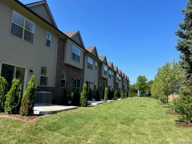 4156 SECLUDED PINES DR, Sterling Heights, MI 48314