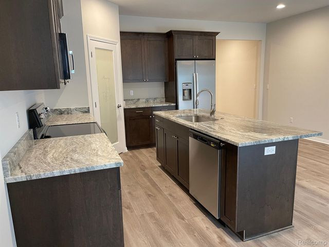 4156 SECLUDED PINES DR, Sterling Heights, MI 48314