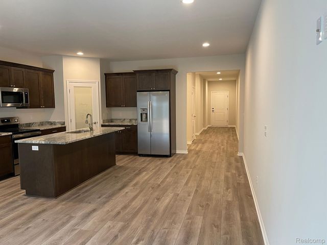 4156 SECLUDED PINES DR, Sterling Heights, MI 48314