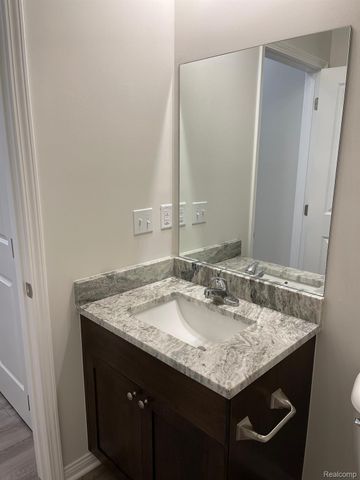 4156 SECLUDED PINES DR, Sterling Heights, MI 48314