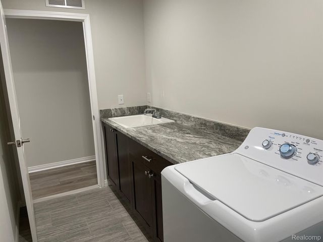 4156 SECLUDED PINES DR, Sterling Heights, MI 48314