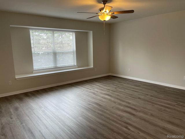 4156 SECLUDED PINES DR, Sterling Heights, MI 48314