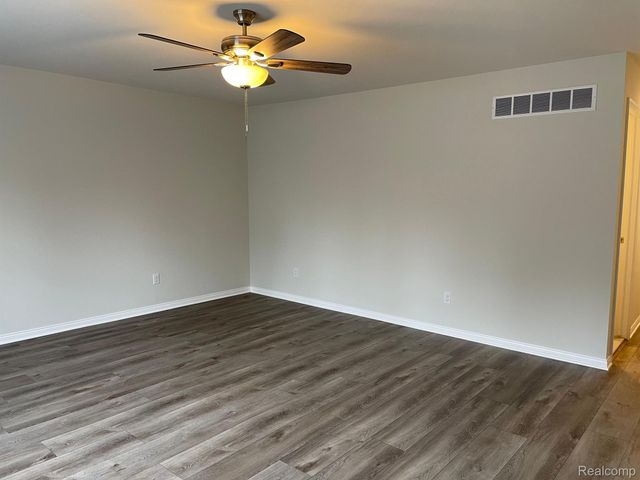 4156 SECLUDED PINES DR, Sterling Heights, MI 48314